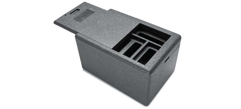 A black insulated box with an intermediate slot for cooling elements as well as a slide-in lid